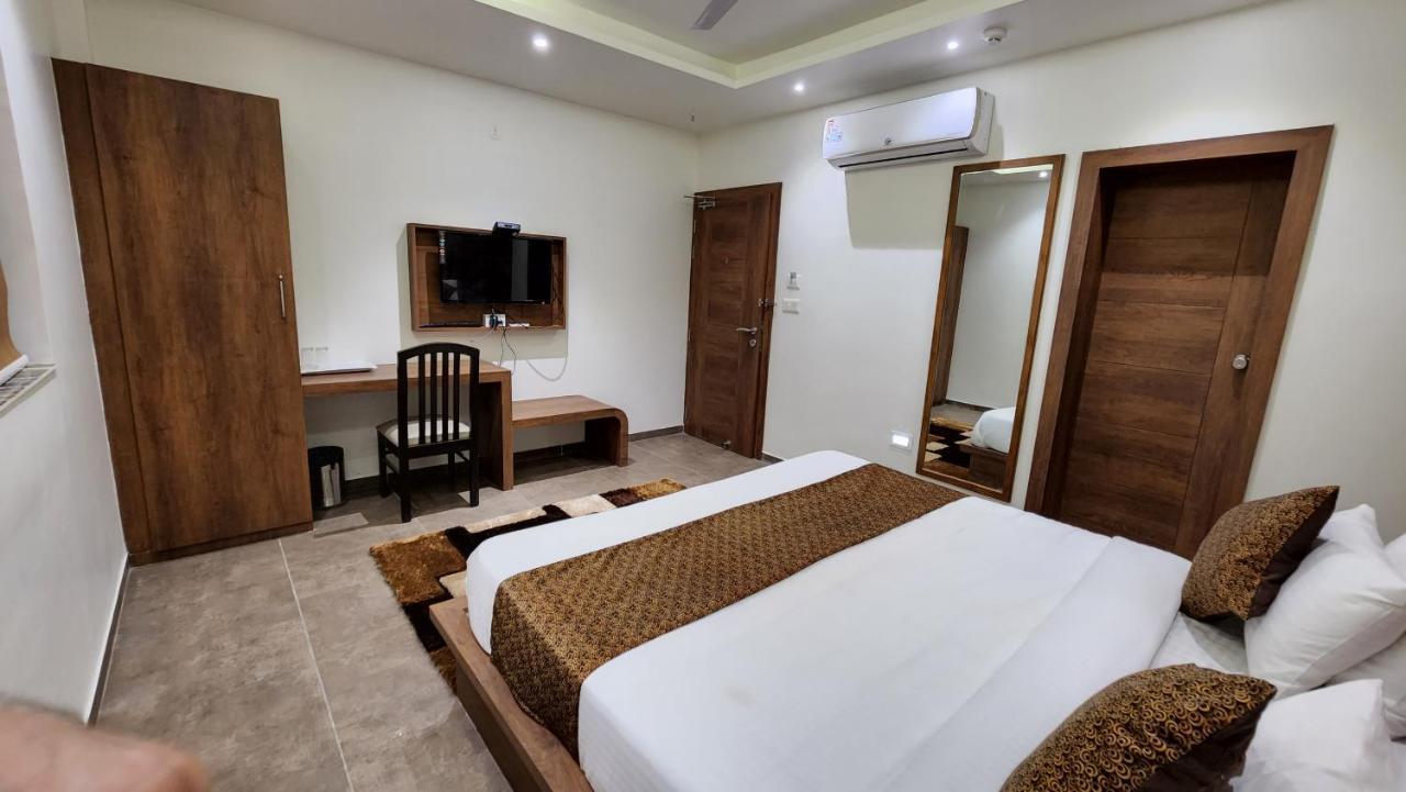 Hotel Nova Pride Rajkot Luaran gambar